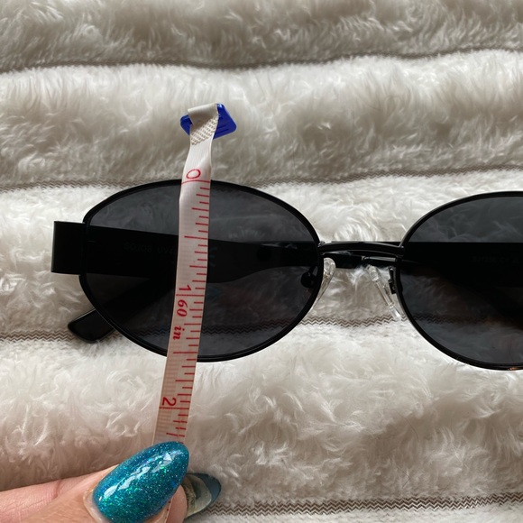 Black 90s chic Oval Sunglasses- unisex - Picture 6 of 9